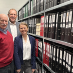 Im vergangenen Jahr hatte Dieter Jerusalem (l.) seine Sammlung an die Stadt Idar-Oberstein übergeben. Das Foto zeigt nur einen Teil der rund 500 Ordner. Oberbürgermeister Frank Frühauf und Stadtarchivarin Dr. Svenja Müller freuten sich damals über diese enorme Bereicherung des Archivbestandes.