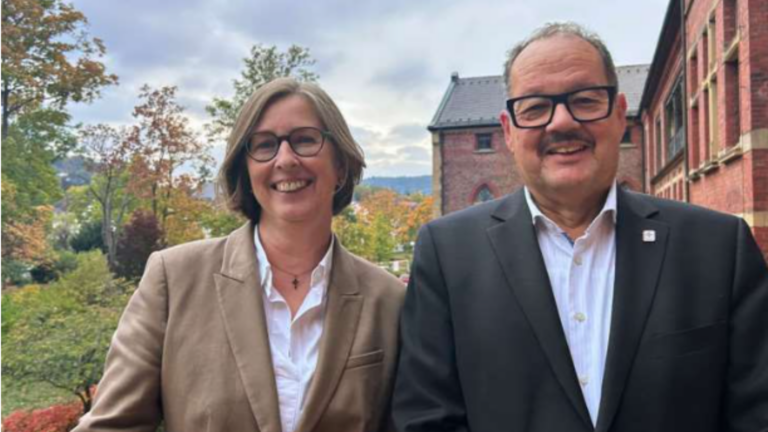 Bild: Elke Gundel (l.) / Pfarrer Prof. Dr. Holger Böckel (r.)