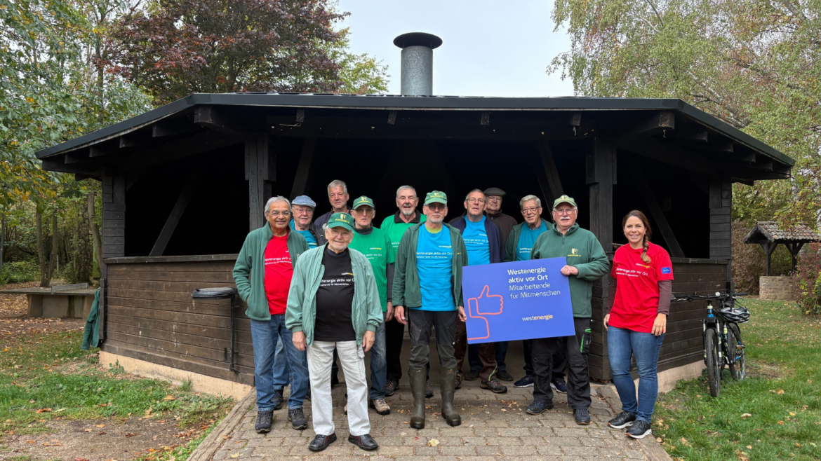 Die ehrenamtlichen Helferinnen und Helfer freuen sich gemeinsam mit Westenergie-KommunalmanagerinMelanie Dindorf über das abgeschlossene Projekt