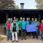 Die ehrenamtlichen Helferinnen und Helfer freuen sich gemeinsam mit Westenergie-KommunalmanagerinMelanie Dindorf über das abgeschlossene Projekt