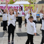 Kinder der Grundschule Göttschied tanzen zur Eröffnung des Demokratietages in Ingelheim