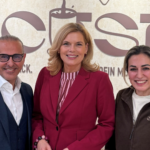 Julia Klöckner besucht Café Scusi im Diakoniekrankenhaus
