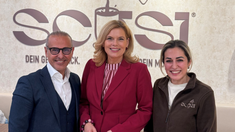 Julia Klöckner besucht Café Scusi im Diakoniekrankenhaus