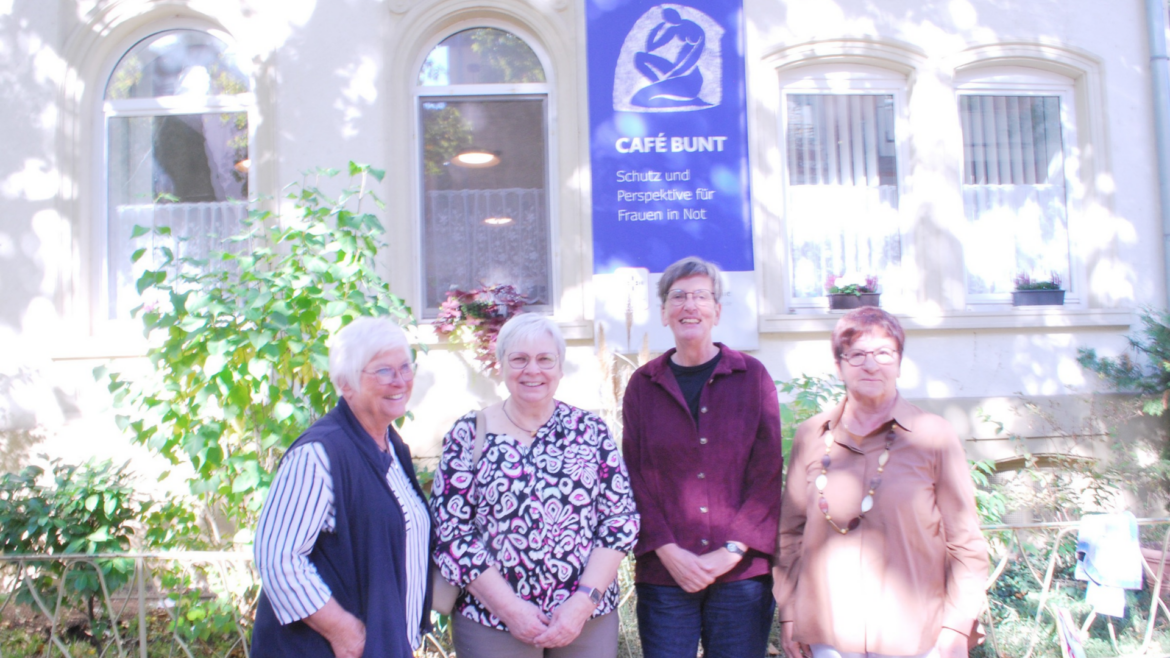 Gruppenfoto vor dem Café Bunt der Stiftungen kreuznacher diakonie