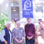Gruppenfoto vor dem Café Bunt der Stiftungen kreuznacher diakonie