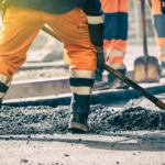 Straßenbaustelle, bei der Asphalt aufgeschüttet wird