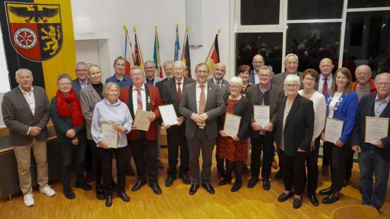Landrat Thomas Barth (Mitte) mit den Geehrten und Vertretern der Kommunen sowie des Beirates der Stiftung „Kultur im Landkreis“ Mainz-Bingen