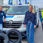 Daniela Essler vom Treffpunkt Reling dankte Michelin Personalleiterin Dr. Heike Notzon und Werkdirektor Guilhem Vogel sehr herzlich für die Reifenspende(v. l. n. r.).Vierder Pneus sind für den mitgebrachten Transporter bestimmt, die anderen für das zweite Fahrzeug des Vereins.
