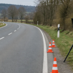 Eine Landstraße an der am rechten Fahrbahnrand ein Blitzer steht. Hier wird eine Geschwindigkeitskontrolle durchgeführt.