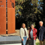 Neue Hinweistafel am Alzeyer Glockenturm. Kreisbeigeordnete Stephanie Jung, Gisela und Wulf Kleinknecht und Philipp Steinbrecher (v.l.) freuen sich über die neue Hinweistafel am Glockenturm