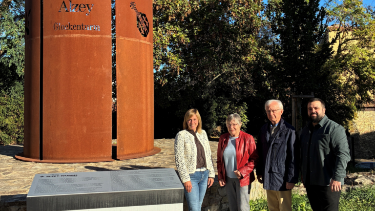 Neue Hinweistafel am Alzeyer Glockenturm. Kreisbeigeordnete Stephanie Jung, Gisela und Wulf Kleinknecht und Philipp Steinbrecher (v.l.) freuen sich über die neue Hinweistafel am Glockenturm
