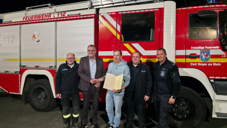 Gratulation nach der Wahl (v. li.) Wehrführer Andreas Kerner, OberbürgermeisterThomas Feser, stellvertretender Wehrführer Christian Kirchmayer, Wehrleiter MarcoWoog und stellvertretender Wehrleiter Kai Krick