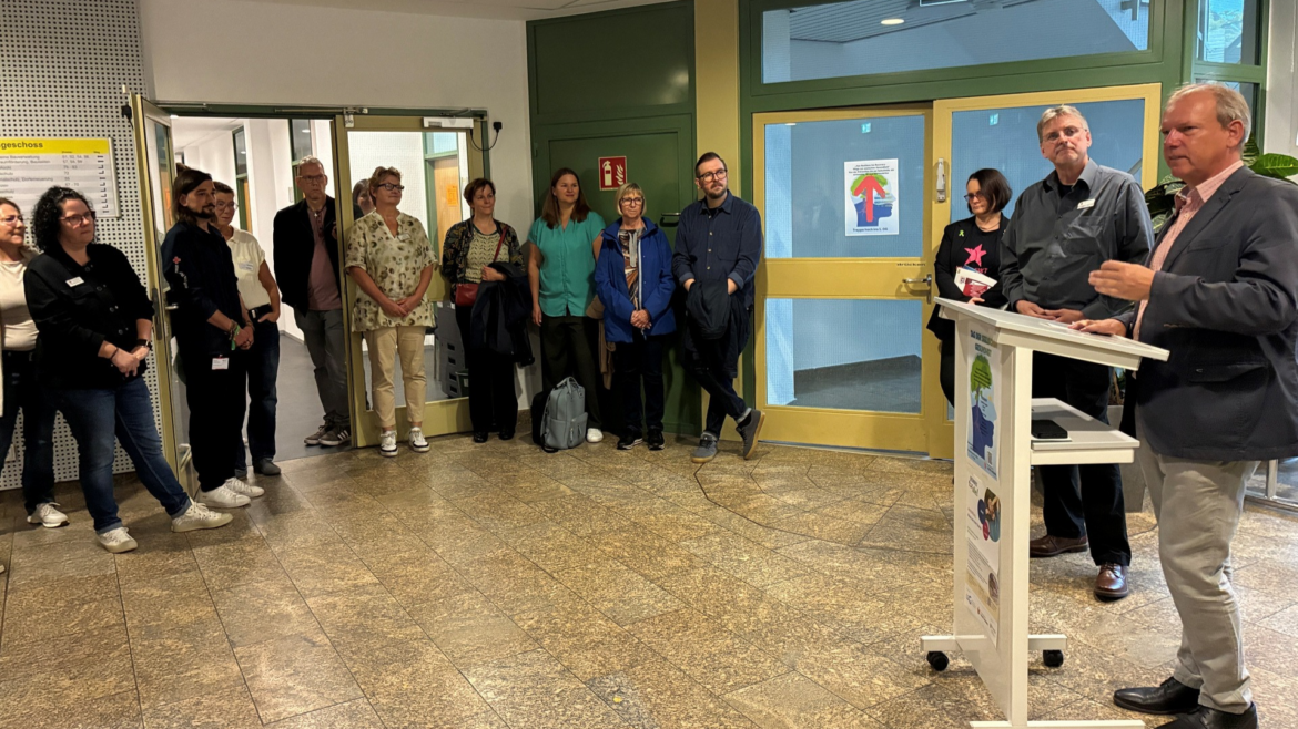 Der Erste Kreisbeigeordnete Christoph Burkhard eröffnete den Tag der seelischen Gesundheit im Foyer der Kreisverwaltung