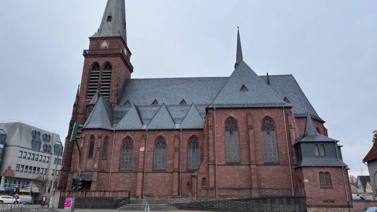 Heilig-Kreuz-Kirche von vorne mit dem Vorplatz der begrünt werden soll