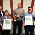 Zweimal Volltreffer–das Dorsheimer Weingut Theo Enk stellt beide Siegerweine an der Nahe. Zum Erinnerungsfoto stellten sich auf(von links):Ortsbürgermeisterin Marlene Hölz, LWK-Vize-Präsident Reinhold Hörner, Tanja, Steffen und FlorianEnksowie Michael Cyfka, Bürgermeister der VG Langenlonsheim-Stromberg
