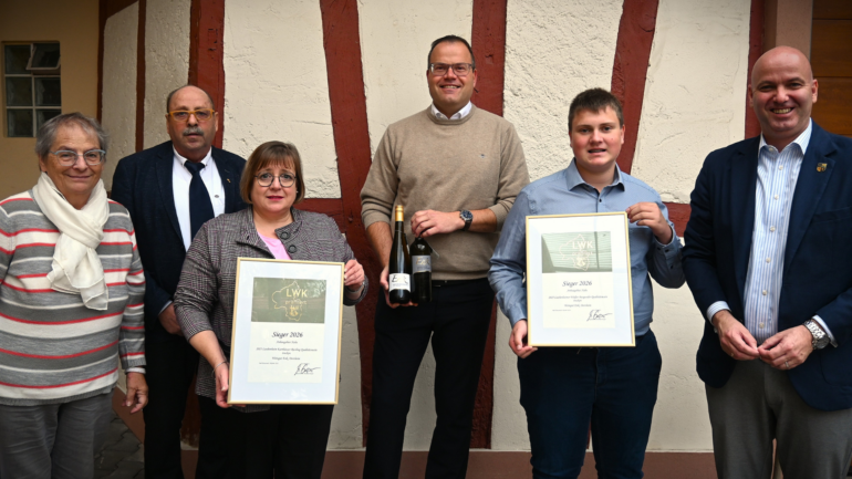 Zweimal Volltreffer–das Dorsheimer Weingut Theo Enk stellt beide Siegerweine an der Nahe. Zum Erinnerungsfoto stellten sich auf(von links):Ortsbürgermeisterin Marlene Hölz, LWK-Vize-Präsident Reinhold Hörner, Tanja, Steffen und FlorianEnksowie Michael Cyfka, Bürgermeister der VG Langenlonsheim-Stromberg